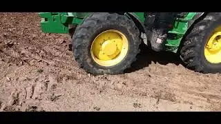 John Deere con gradas.