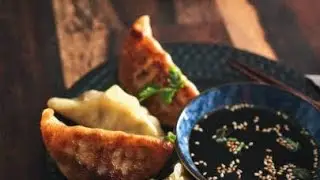 membuat gyoza...