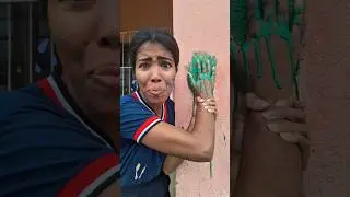 COLEI A MÃO DA MINHA IRMÃ NA PAREDE. MAS, OLHA O QUE ACONTECEU DEPOIS 😱 