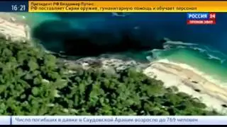 На пляже в Австралии образовалась гигантская яма