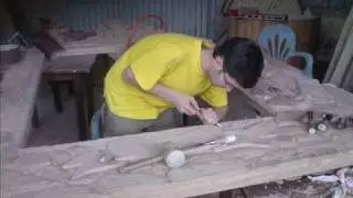 Кадри виготовлення величезної рами для ікони