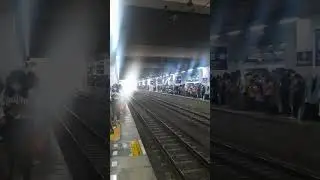 menunggu  kereta senja yg akan tiba