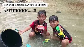 Mencari Mainan Mobilan Anak anak Hanyut Di Sungai