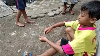 Anak Kecil Bermain Kelereng