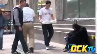 كاميرا خفية.. شاب يسأل أناسا عاديين أن يعطوه أكلاً, ثم يسأل متسولاً.. شاهد..