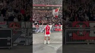 Steven Bergwijn celebrating his goal with the FANS! 🔥🫡