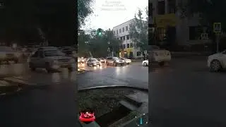 Вечерний город, за детьми в школу приехал. Город Алматы. Казахстан.