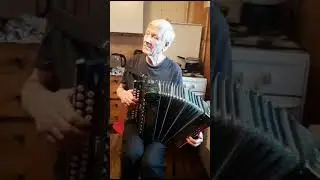 Игра аккордами на гармони,  в исполнении Петра Ильича.