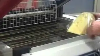 Manuele hoeklasser met krimpklok "RP 55 A" (MINIPACK) met gemotoriseerd tapijt België Luxemburg kaas