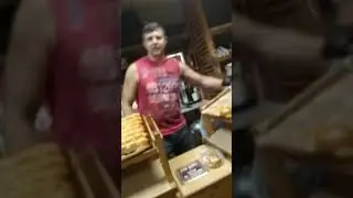 Продавец сосисок в тесте