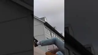 Falder på skateboard