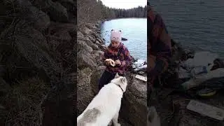 Юки проголодался и ест банан.