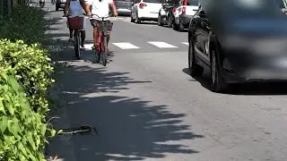 Aggredisce il ciclista che gli ha fatto prendere il rosso. Denunciato per lesioni