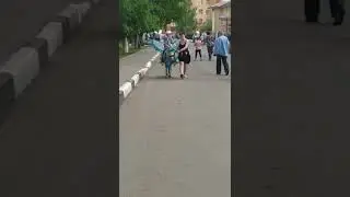 Пони Карамелька бежит рысью