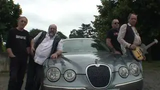 capture jaguar & HANDS UP