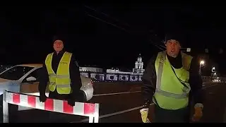 Охранник разбил стекло водителю, попытавшемуся проскочить Дворцовый мост перед разводкой
