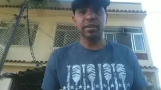 Tirando o som de repique de mão em um rolo de fio