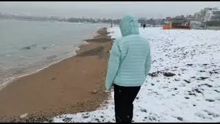 Геленджик 24 января, снег и купающиеся золото искатели...