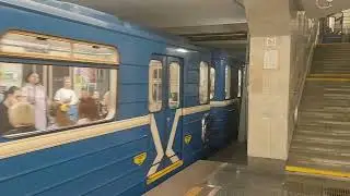 Поезд 81-717.5, прибывает на станцию Парк Челюскинцев