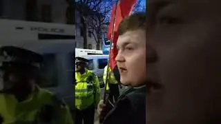 Британец с Российским триколором на Украинском митинге у Российского посольства в  Лондоне(26.02.22)