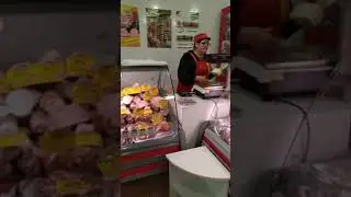 Невероятная хамка торгует в 