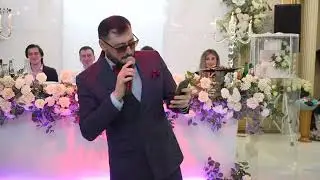 Ведущий Ризван Омариев читает рэп для жениха и невесты