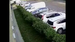 Пьяная баба танцует на крыше машины