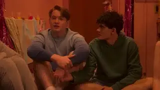 Heartstopper S2 - Nick tells everyone he’s bisexual