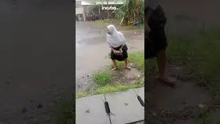 Udah masuk musim penghujan, setelah panas-panasan, kangen main hujan-hujanan nggak sih?! ☔️💧
