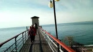 Море зимой и лифт на пляж