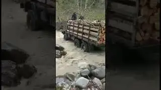 Камаз вездеход переезжает реку