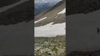 Мужик в горах в снегу