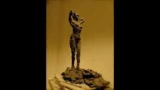 Sculpture femme debout modelage en argile terre-cuite à modeler