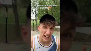 El chico de calle jugando a básquet🏀   