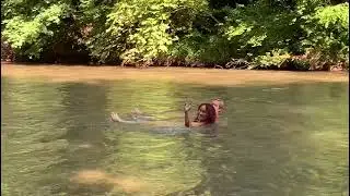 Baden im Fluß macht Spaß 