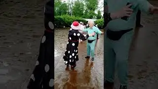 Танцы кому заа. Саранск. парк Пушкина. 1 июнь. 2024 год. дождь.