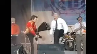 Ельцин танцует под музыку гастера
