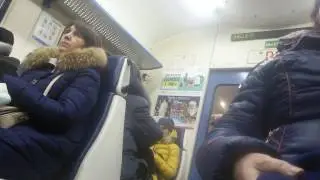 Очень красиво поет в электричке
