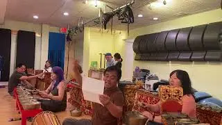Ciaaattt...practicing Man Kenyung  song by Mojomanis gamelan group in Indianapolis USA