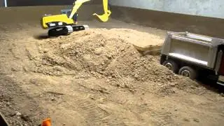 Rod's Excavator crawling and loading my Mack DT
