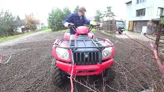 Ровняем щебень квадроциклом с отвалом