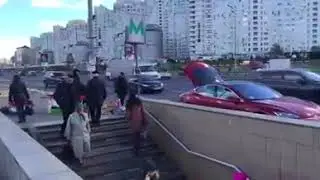 Дедушка на Tesla торгует медом в Киеве