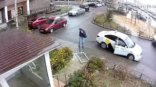 Мужчина чуть не погиб из-за выпавшей с 14 этажа оконной рамы со стеклом