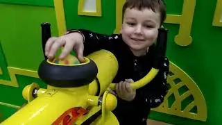Даня веселится на дне рождении.