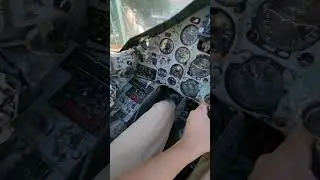Побывал в кабине Советского самолёта су-25 и понял что без бутылки тут не разберёшься.