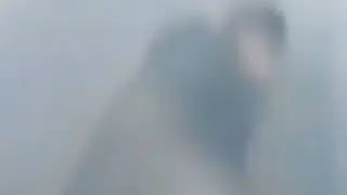 Парни выламывают двери на лестничных пролётах ТЦ "Зимняя Вишня" в Кемерово