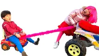 Amalia Helps Brother Get A Stuck Machine | Pink quadric