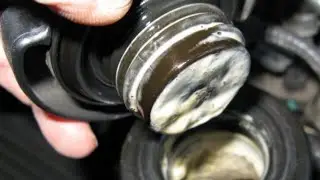 Creamy oil on the valve cover? Questions and answers