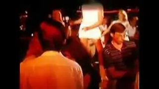 Bordeaux Rouge dans Une Glace avec Deux Boules (Superbiester)
