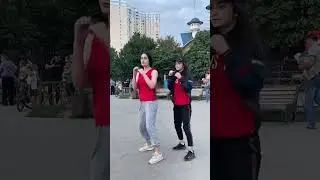 Девчонки боксируют на улице 😄 